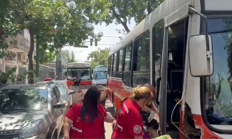 Un colectivo escolar chocó contra un contenedor en Parque Chacabuco.