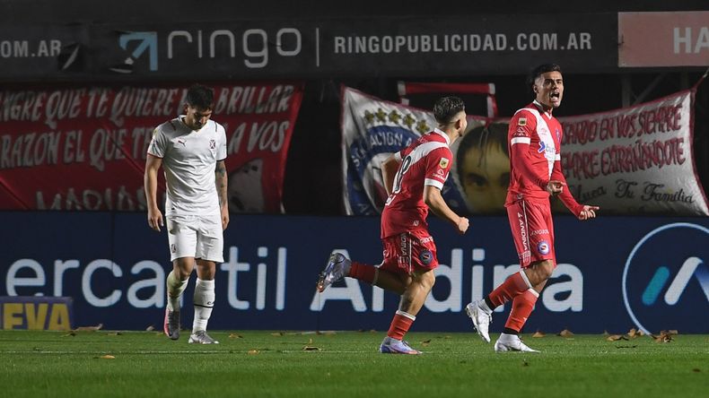 Fausto Vera grita el gol del triunfo.