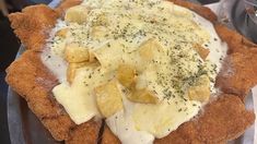 Entre las especialidades de la casa, sobresale su inusual variedad de estilos de pollo. Entre las especialidades de la casa, sobresale su inusual variedad de estilos de pollo.