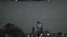 Así fue como bajaron a Maki Otsuki del escenario. Así fue como bajaron a Maki Otsuki del escenario.