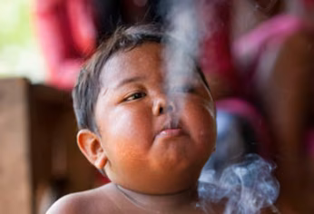 Ardi Rizal, el niño que empezó a fumar antes de los dos años.