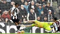 Dibu Martínez tuvo una difícil jornada con Aston Villa. Dibu Martínez tuvo una difícil jornada con Aston Villa.