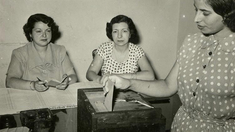 La Ley de Sufragio Femenino igualó los derechos políticos de la mujer con los del hombre. La Ley de Sufragio Femenino igualó los derechos políticos de la mujer con los del hombre.