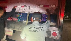 Las 121 personas estaban hacinadas dentro del camión.