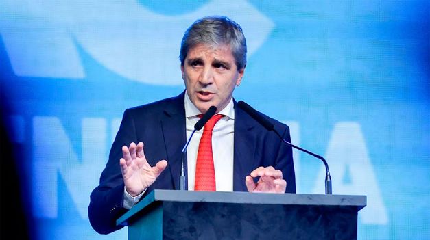 El equipo económico liderado por Luis Caputo logró una buena licitación.