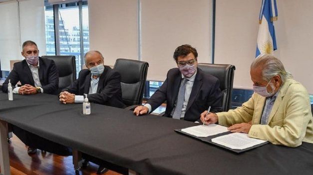 Armando Cavalieri junto a las autoridades de las cámaras empresariales.