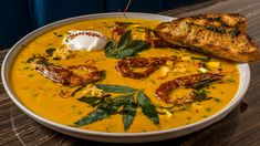 Está ubicado en pleno corazón del Abasto. Está ubicado en pleno corazón del Abasto.