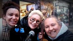 La conductora sorprendió a la artista callejera y cantaron juntas Honrar la vida. La conductora sorprendió a la artista callejera y cantaron juntas Honrar la vida.
