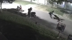 Motochorros golpearon a un hombre y le robaron la moto en La Plata.