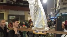 Los peregrinos llegaron con las imágenes de la Virgen de Luján y el Negro Manuel al hombro y los recibieron con aplausos. Los peregrinos llegaron con las imágenes de la Virgen de Luján y el Negro Manuel al hombro y los recibieron con aplausos.