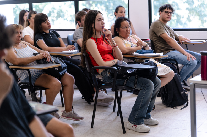 La Universidad Nacional de Almirante Brown es una institución pública y gratuita.