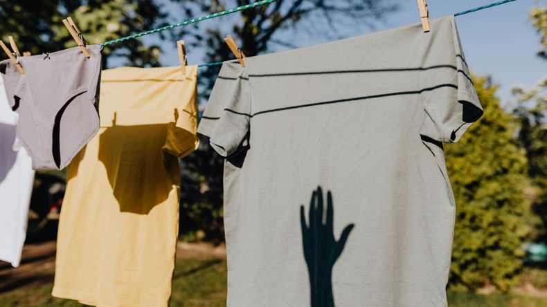 Secar la ropa dentro de casa durante el invierno es una opción práctica que evita preocuparse por las condiciones climáticas, como la lluvia o el viento fuerte.