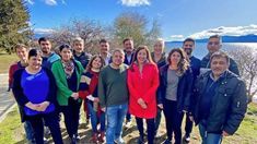 La candidata a intendente de Bariloche, Arabela Carreras, junto a los candidatos a concejales.&nbsp;