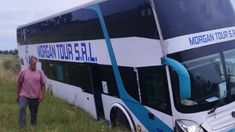 El micro despistó por una pelea entre los choferes. El micro despistó por una pelea entre los choferes.