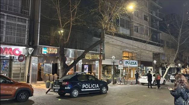 El hotel en el que se alojaba la mujer que murió tras caer desde la habitación 502, en Mendoza.