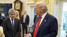 Caputo junto a Trump, en el Salón Oval de la Casa Blanca. Caputo junto a Trump, en el Salón Oval de la Casa Blanca.