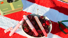 La imagen de la “cherry girl” mezcla dulzura, feminidad y un espíritu vintage reinterpretado. La imagen de la “cherry girl” mezcla dulzura, feminidad y un espíritu vintage reinterpretado.