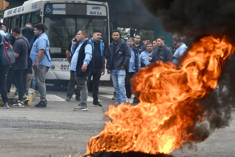 Hay dos líneas que mantienen el paro este martes.