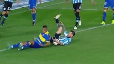 El momento en que Gómez toca la pelota con la mano. El momento en que Gómez toca la pelota con la mano.