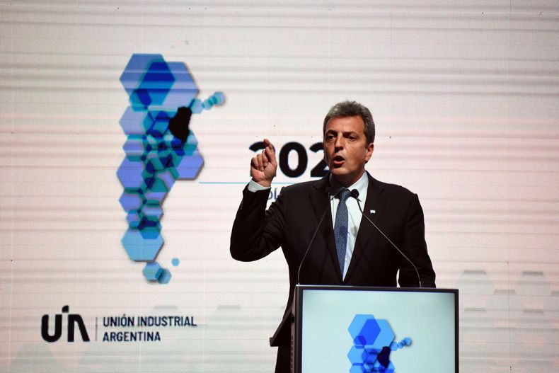 Sergio Massa se refirió a las consecuencias de entregar nuestra moneda.