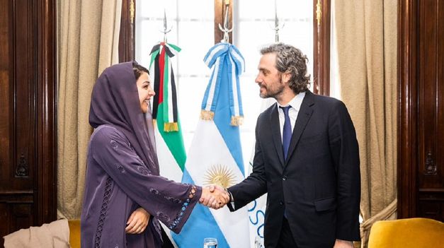 Reem Al Hashimy junto al canciller Santiago Cafiero.