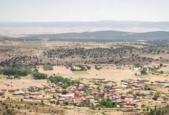 Teruel es una provincia de Aragón, España, donde Peracense busca atraer nuevos residentes para mantener activos sus servicios esenciales.