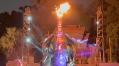 El dragón de 13 metros de altura se incendió durante el show en el parque de Disney. El dragón de 13 metros de altura se incendió durante el show en el parque de Disney.