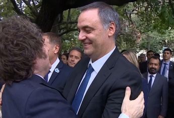 Javier Milei y un abrazo con Manuel Adorni durante el acto por Malvinas. Javier Milei y un abrazo con Manuel Adorni durante el acto por Malvinas.