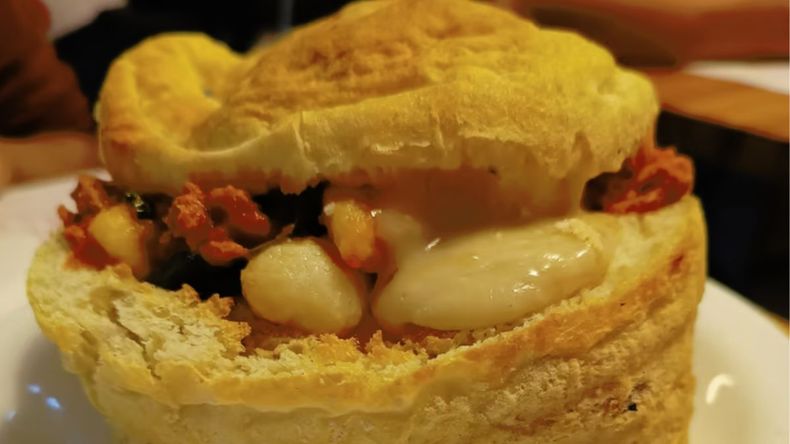 Monti destaca por su amplia gama de lasañas y por permitir a cada cliente personalizar su plato en el momento, seleccionando la salsa y el tipo de pasta según sus preferencias.