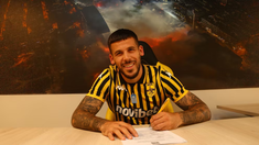 Llegó a Aris FC de Grecia a préstamo desde Celta de Vigo. Llegó a Aris FC de Grecia a préstamo desde Celta de Vigo.