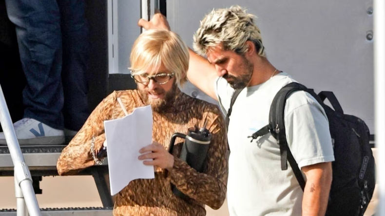 El actor adoptó un estilo sesentero con pelo rubio, barba y prendas animal print.
