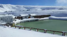 Un lago termal, ideal para realizar diversos tratamientos de salud. Un lago termal, ideal para realizar diversos tratamientos de salud.