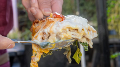 La lasagna a la napolitana es una de las especialidades del bodegón, con una receta casera que combina jamón, mozzarella y salsa de tomate. La lasagna a la napolitana es una de las especialidades del bodegón, con una receta casera que combina jamón, mozzarella y salsa de tomate.