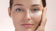 Estas rutinas le dan prioridad a fórmulas más ligeras, productos versátiles y resultados que se adapten al ritmo de vida cotidiano. Estas rutinas le dan prioridad a fórmulas más ligeras, productos versátiles y resultados que se adapten al ritmo de vida cotidiano.