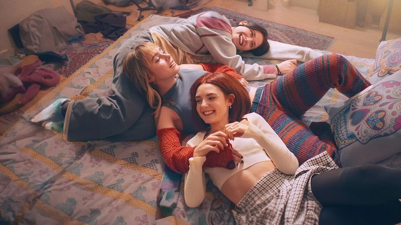 La relación entre tres amigas es uno de los ejes de esta miniserie.