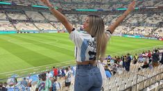 Caro Calvagni, la esposa de Nico Tagliafico, aprovechó el calor europeo para mostrar una microbikini tendencia del verano