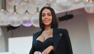 Georgina Rodríguez se sumó a la ola Barbie y posó con una mcirobikini rosa a la moda.
