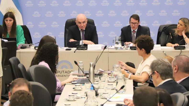 El Gobierno busca debatir la Ley Ómnibus en el recinto la próxima semana.