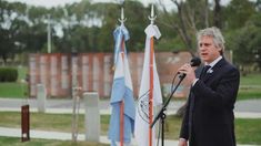 Felipe Miguel, encabezó junto a autoridades del Gobierno porteño el acto de izamiento de la bandera nacional realizado en el Paseo de las Malvinas del Parque Indoamericano.