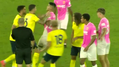 Alcaraz, con camiseta rosa, se pelea con los jugadores de Lazio. Alcaraz, con camiseta rosa, se pelea con los jugadores de Lazio.