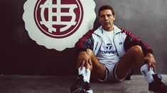 El entrenador fue muy querido por todos los clubes. El entrenador fue muy querido por todos los clubes.