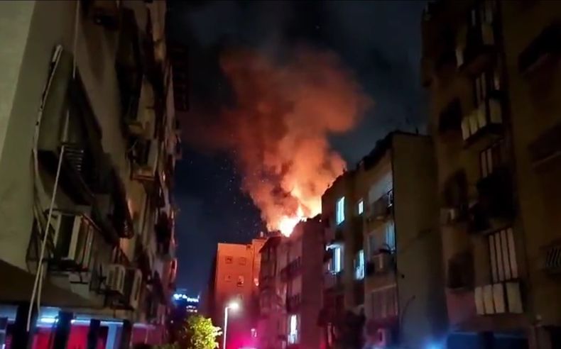 Video: se incendió un edificio en Tel Aviv tras un bombardeo de Irán