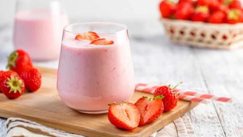 El licuado de frutilla y jengibre es una bebida deliciosa y refrescante que, además de ser un placer para el paladar, ofrece numerosos beneficios para la salud. 