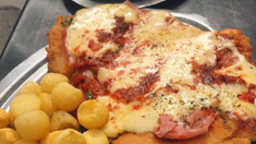 Tiene una carta variada que incluye desde milanesas hasta pastas. Tiene una carta variada que incluye desde milanesas hasta pastas.