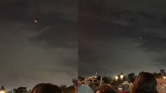 La misteriosa luz roja que dejó atónitos a los visitantes del parque. La misteriosa luz roja que dejó atónitos a los visitantes del parque.