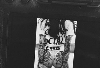 Candelaria Tinelli mostró la cola en una producción
