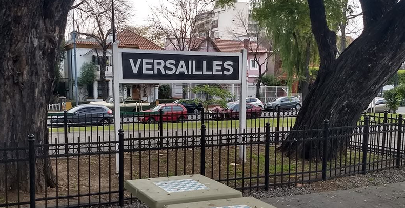 El antiguo cartel de la estación Versalles, aunque con la I del original francés, que luego perdió con su castellanización.