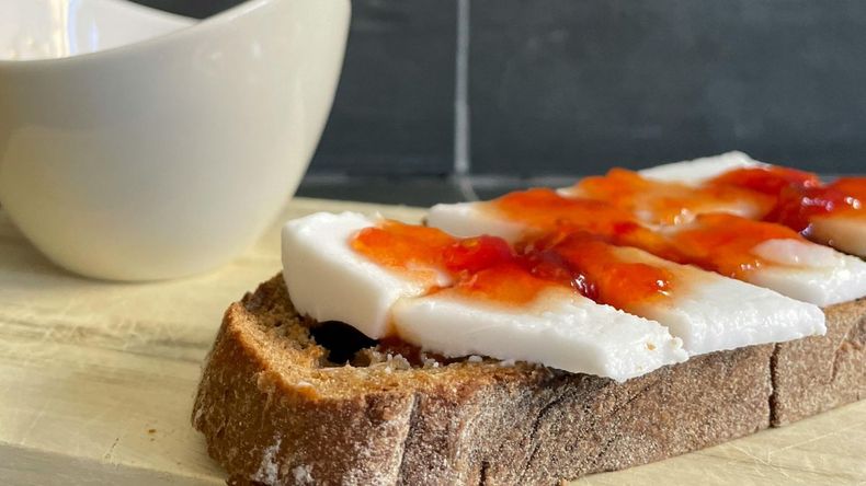 Se puede untar en una tostada para un desayuno o merienda nutritivos, o bien incorporarse a una picada para sorprender a los invitados con un sabor agridulce único.  