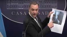 Manuel Adorni exhibió una radiografía de un perro que habría sido utilizada en la maniobra.