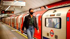 El gobierno británico aconsejó el uso de barbijo para quienes no se sientan bien. El gobierno británico aconsejó el uso de barbijo para quienes no se sientan bien.